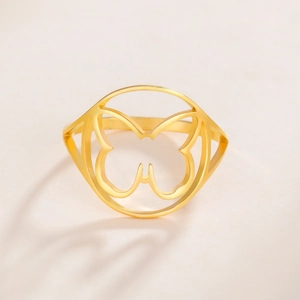 Anillo de mariposa calado en oro minimalista que proyecta una sombra artística única
