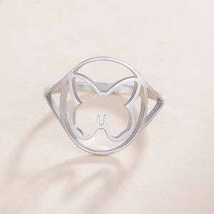 Detalle del anillo de mariposa hueca plateada con diseño geométrico minimalista