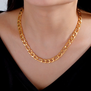 Collar de cadena Figaro dorada pulida para hombre y mujer mostrado al cuello