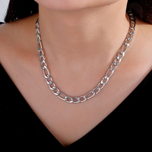 Collar de cadena Figaro clásico de plata para hombre y mujer en primer plano en el cuello