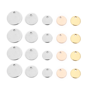 Detailvergleich von runden Edelstahl-DIY-Anhängern in Gold, Silber und Roségoldfarben