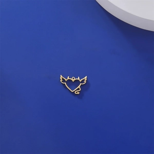 Detalle de colgante de corazón dorado con alas de demonio para creación de joyas