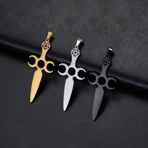 Ciondolo a Forma di Spada Pentagramma Tripla Luna in Acciaio Inossidabile Punk Retrò Gotico Wicca Pagano Charm Gioielli Uomo Donna