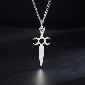 Pendente a spada con pentagramma in acciaio inossidabile e design gotico tripla luna