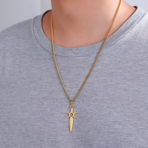 Collana uomo con pendente spada pentagramma in acciaio inossidabile dorato indossata