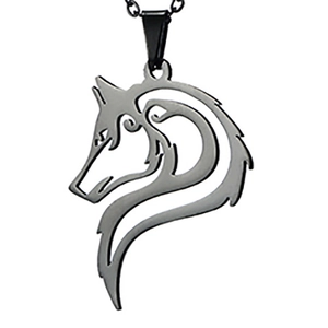 Macro-opname van de uitgesneden wolfskop hanger van matgrijs roestvrij staal met fijne ketting