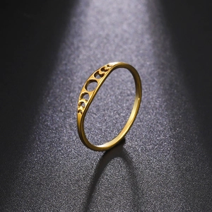 Anillo de acero inoxidable dorado con diseño minimalista de fases lunares y sol hueco