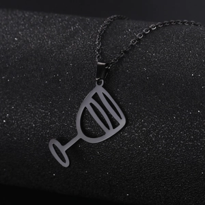 Detalle del collar con colgante de copa de vino negro hecho de acero inoxidable pulido
