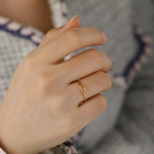 Anillo minimalista de acero inoxidable dorado con diseño de fases lunares en la mano