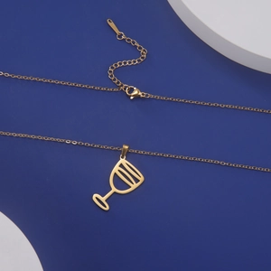 Detalle del collar de acero inoxidable dorado con colgante de copa de vino y cierre de langosta