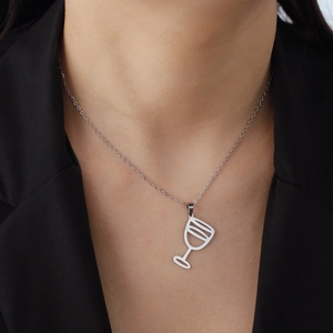 Collar minimalista de acero inoxidable con colgante copa de vino sobre blazer