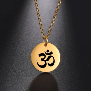Collier Pendentif Plaque Ronde Symbole Om en Acier Inoxydable Minimaliste Bijoux Spirituels Yoga pour Hommes Femmes
