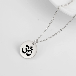 Collier punk en acier inoxydable argenté avec pendentif rond symbole OM et chaîne en O