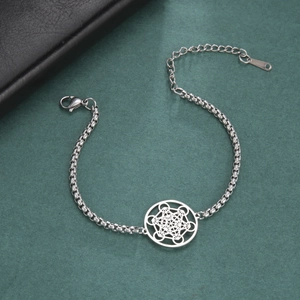 Gros plan du bracelet chaîne box en argent avec pendentif géométrique cube de Métatron
