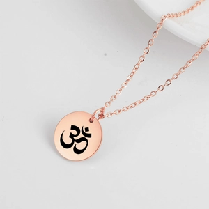 Collier minimaliste en acier inoxydable or rose avec pendentif rond symbole Om