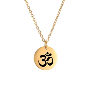 Collier avec pendentif symbole Om en acier inoxydable doré et chaîne croisée