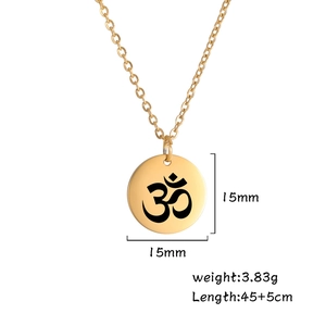Détail d'un pendentif Om yoga doré de 15mm sur une chaîne de collier en acier