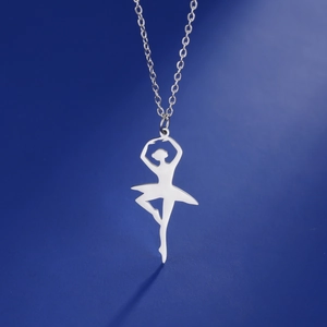 Vue détaillée d'un élégant pendentif danseuse de ballet en argent sur une chaîne fine