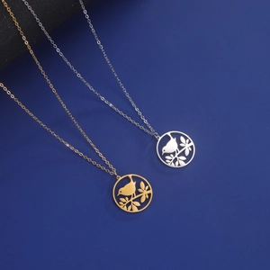 Collana con ciondolo a cerchio traforato con uccello in oro e argento inox