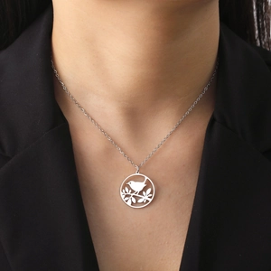 Elegante collana con ciondolo a cerchio traforato con uccellino in acciaio inossidabile