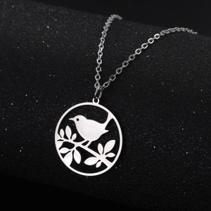 Collana con ciondolo rotondo in acciaio inossidabile con design di uccello e ramo