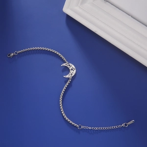Vue détaillée du pendentif lune avec patte de chat sur bracelet en acier inoxydable argenté