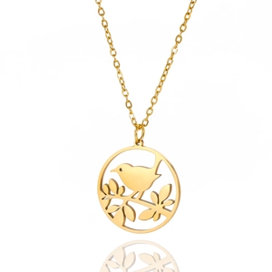 Collana dorata in acciaio inox con pendente circolare traforato e uccellino su un ramo