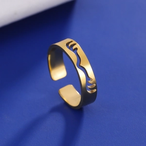 Detailopname van gouden gewei-ring met holle patronen op een blauwe textuur
