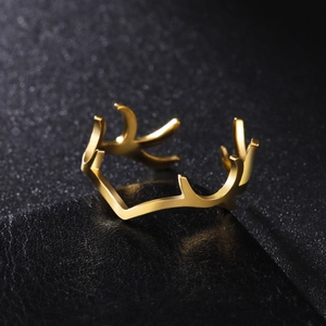 Detailansicht der matten Gold-Hirschhorn-Ringstruktur mit Geweih-Zweigen auf schwarzem Leder