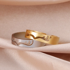 Verstelbare opengewerkte gewei ringen in goud en zilver op luxe champagne zijden textiel