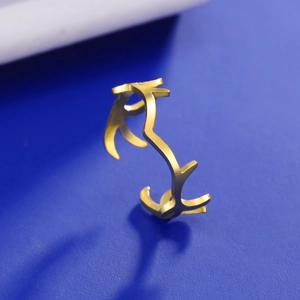 Makroaufnahme des vergoldeten Geweih-Rings mit mattem Finish auf blauem Hintergrund