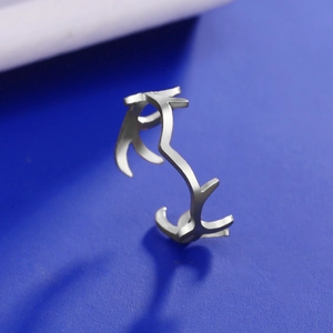 Nahaufnahme eines silbernen Edelstahlrings mit detailliertem hohlem Rentiergeweih-Design