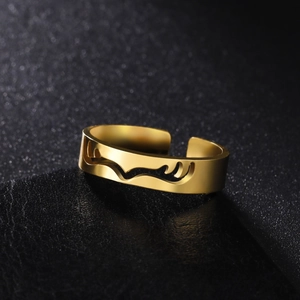 Makroaufnahme eines goldenen hohlen Wellenrings für Herren auf schwarzem Ledergrund