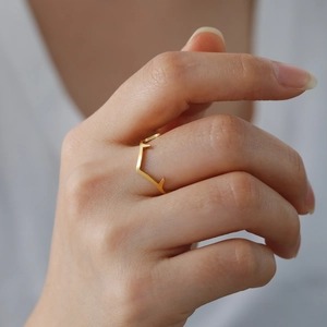 Minimalistischer V-förmiger Goldring aus Titanstahl mit geometrischem Gipfeldesign