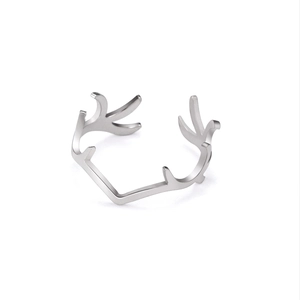 Minimalistischer offener Edelstahlring mit kreativem Hirschgeweih-Design in Silberfarbe