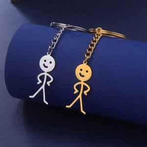 Minimalistische Strichmännchen-Anhänger an Edelstahl-Schlüsselanhängern in Gold und Silber