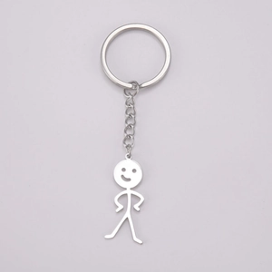 Detailansicht silberner Strichmännchen-Schlüsselanhänger mit Smiley auf grauem Grund