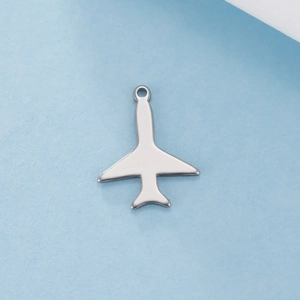 Primer plano detallado de un colgante de avión plateado para la creación de joyería DIY