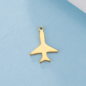 Detalle de primer plano de un colgante de avión dorado con acabado pulido y anillo pequeño
