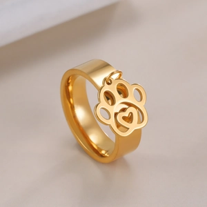 Minimalistische gouden roestvrijstalen ring met een hartvormige kattenpoot hanger detail