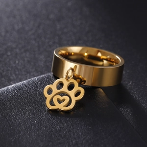 Gepolijste gouden brede roestvrijstalen ring met een schattige hart-pootafdruk hanger