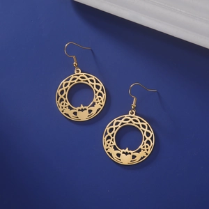 Gouden Claddagh oorbellen met Keltische knopen en hart op een blauwe basis