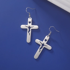 Boucles d'oreilles punk en acier inoxydable avec pendentif croix ajouré sur fond bleu