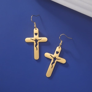 Boucles d'oreilles punk en acier inoxydable avec croix évidée de Jésus sur fond bleu