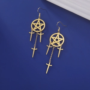 Détail de boucles d'oreilles pentagramme dorées avec pendentifs dagues sur fond bleu