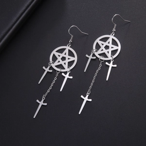 Boucles d'oreilles pentagramme gothiques argentées avec croix et chaînes sur cuir noir