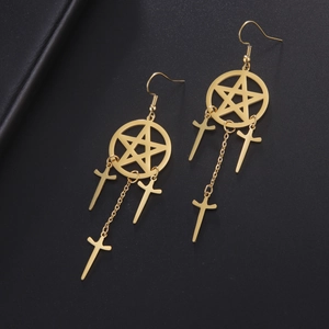 Détail de boucles d'oreilles dorées avec cercle pentagramme et croix suspendues