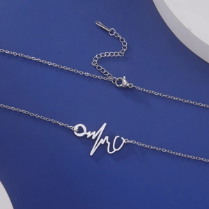 Nahaufnahme der silbernen Edelstahl-Herzschlagkette mit EKG-Anhänger und Karabinerverschluss