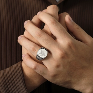 Dettaglio dell'anello a sigillo con lupo vintage in acciaio al titanio su modello uomo