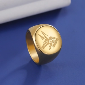 Dettaglio ravvicinato di un anello a sigillo dorato con ritratto inciso di Anubis egizio